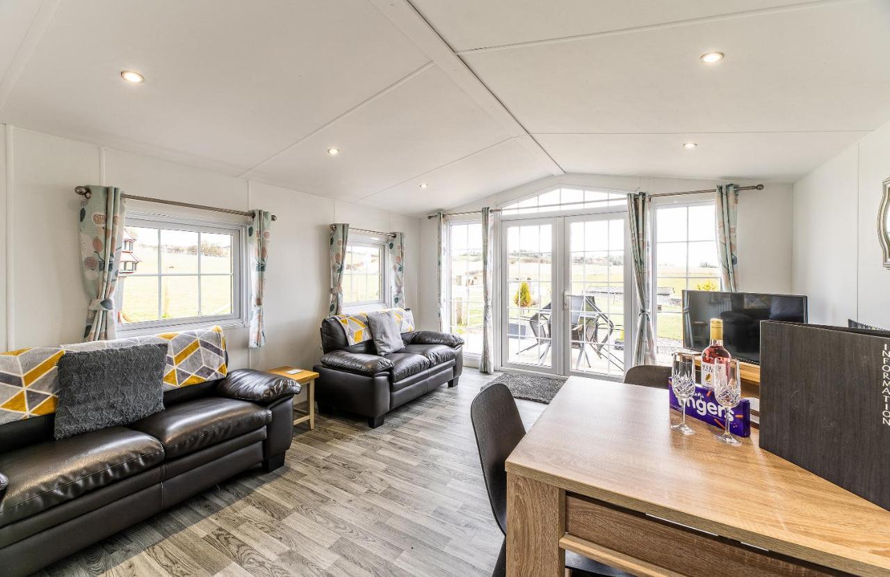 Fairview Farm Holiday Accommodation 14 Luxury Lodges, Cabins, Dog Friendly, Suitable For Couples, Families And Groups, Wedding Guests , Corporate Events, Sleeps 2-65 Guests In Ravenshead, Nottingham Near Sherwood Forest, Set In 88 Acres מראה חיצוני תמונה