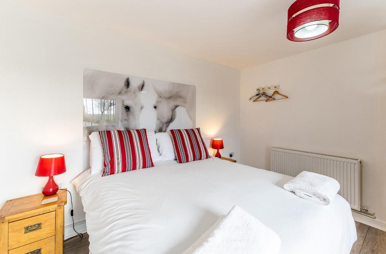 Fairview Farm Holiday Accommodation 14 Luxury Lodges, Cabins, Dog Friendly, Suitable For Couples, Families And Groups, Wedding Guests , Corporate Events, Sleeps 2-65 Guests In Ravenshead, Nottingham Near Sherwood Forest, Set In 88 Acres מראה חיצוני תמונה