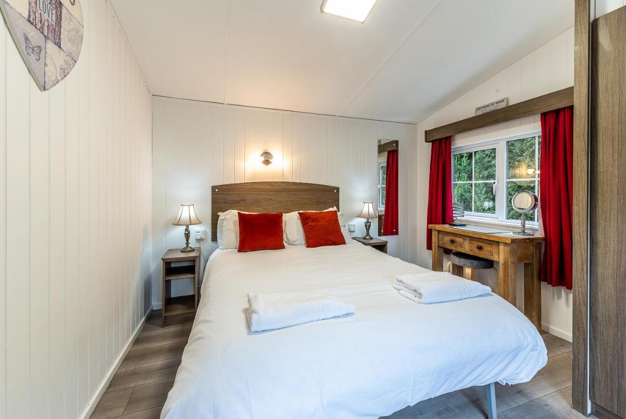 Fairview Farm Holiday Accommodation 14 Luxury Lodges, Cabins, Dog Friendly, Suitable For Couples, Families And Groups, Wedding Guests , Corporate Events, Sleeps 2-65 Guests In Ravenshead, Nottingham Near Sherwood Forest, Set In 88 Acres מראה חיצוני תמונה