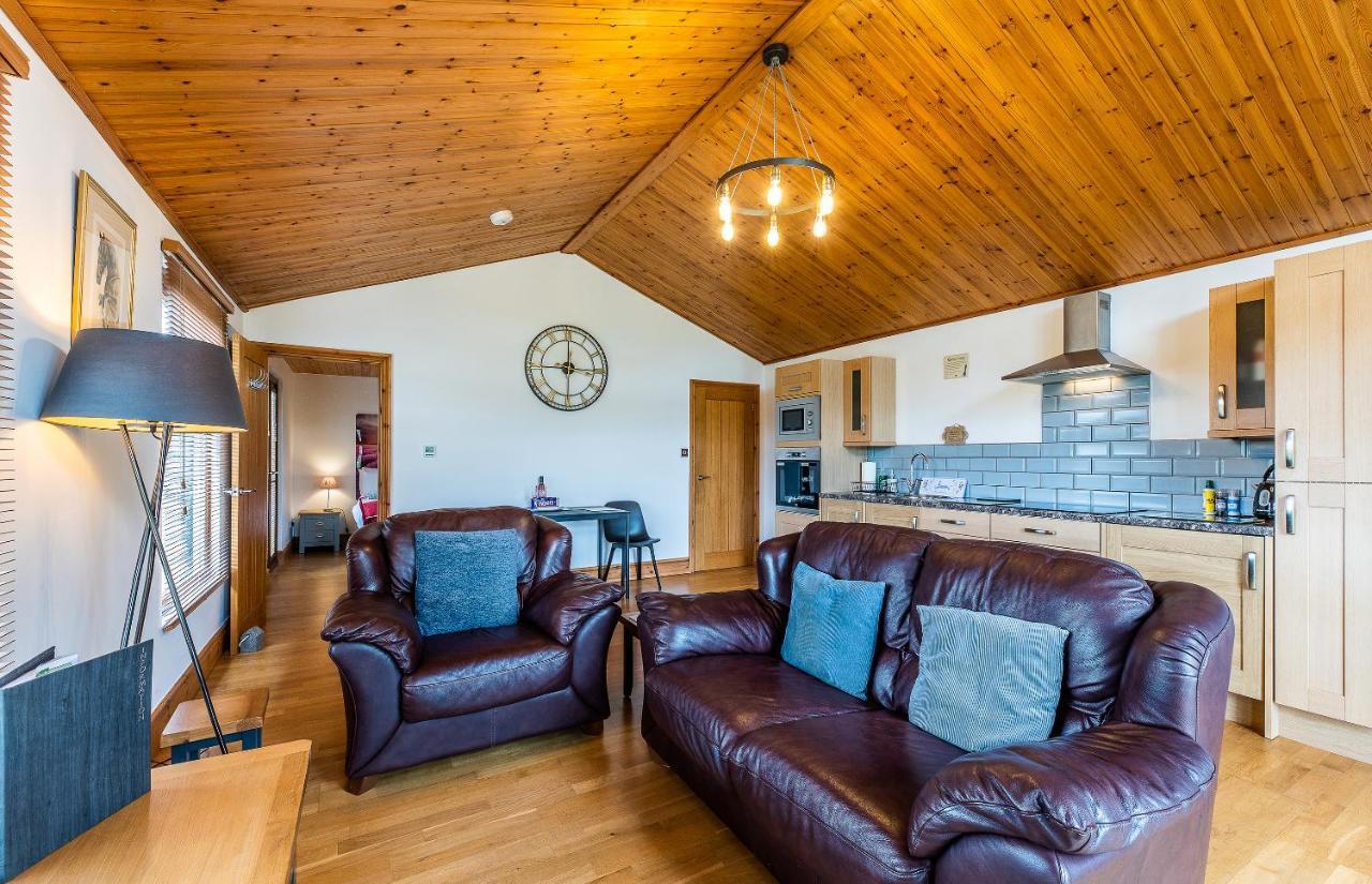 Fairview Farm Holiday Accommodation 14 Luxury Lodges, Cabins, Dog Friendly, Suitable For Couples, Families And Groups, Wedding Guests , Corporate Events, Sleeps 2-65 Guests In Ravenshead, Nottingham Near Sherwood Forest, Set In 88 Acres מראה חיצוני תמונה