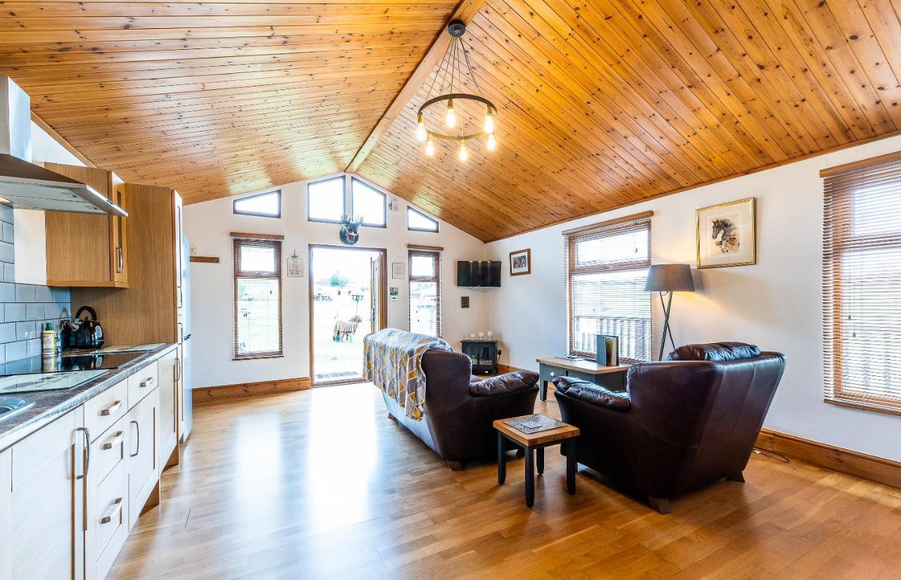 Fairview Farm Holiday Accommodation 14 Luxury Lodges, Cabins, Dog Friendly, Suitable For Couples, Families And Groups, Wedding Guests , Corporate Events, Sleeps 2-65 Guests In Ravenshead, Nottingham Near Sherwood Forest, Set In 88 Acres מראה חיצוני תמונה