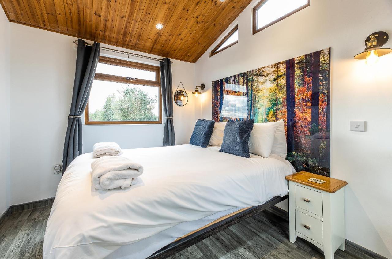 Fairview Farm Holiday Accommodation 14 Luxury Lodges, Cabins, Dog Friendly, Suitable For Couples, Families And Groups, Wedding Guests , Corporate Events, Sleeps 2-65 Guests In Ravenshead, Nottingham Near Sherwood Forest, Set In 88 Acres מראה חיצוני תמונה