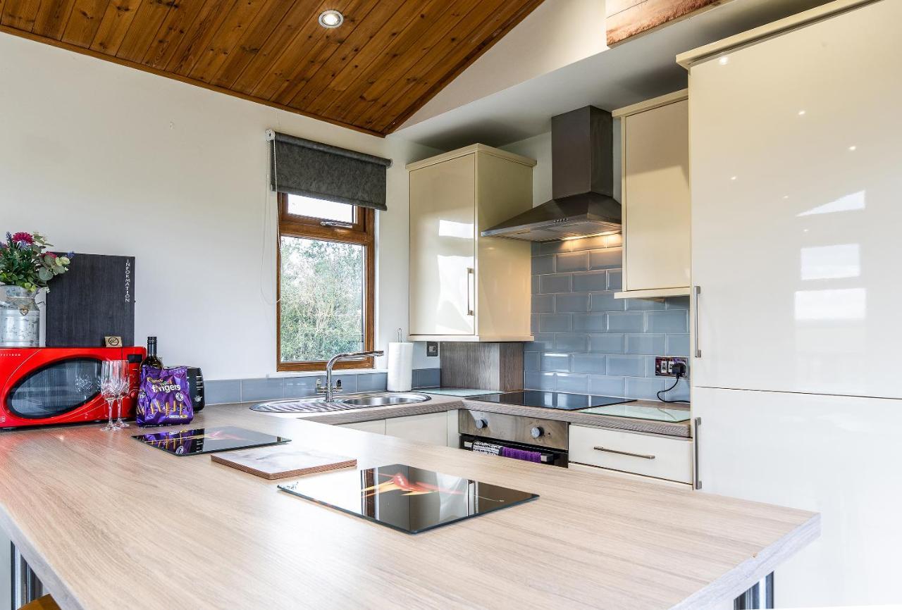 Fairview Farm Holiday Accommodation 14 Luxury Lodges, Cabins, Dog Friendly, Suitable For Couples, Families And Groups, Wedding Guests , Corporate Events, Sleeps 2-65 Guests In Ravenshead, Nottingham Near Sherwood Forest, Set In 88 Acres מראה חיצוני תמונה