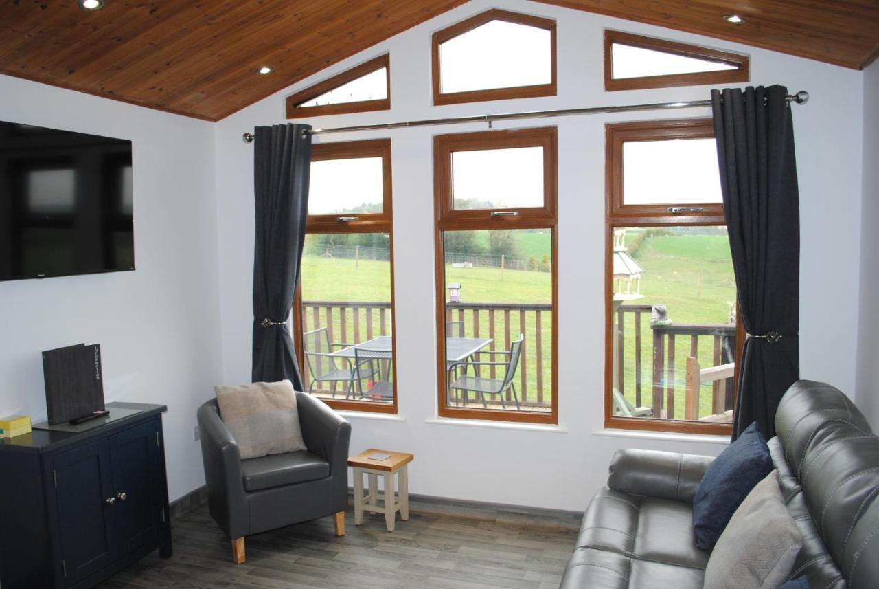 Fairview Farm Holiday Accommodation 14 Luxury Lodges, Cabins, Dog Friendly, Suitable For Couples, Families And Groups, Wedding Guests , Corporate Events, Sleeps 2-65 Guests In Ravenshead, Nottingham Near Sherwood Forest, Set In 88 Acres מראה חיצוני תמונה