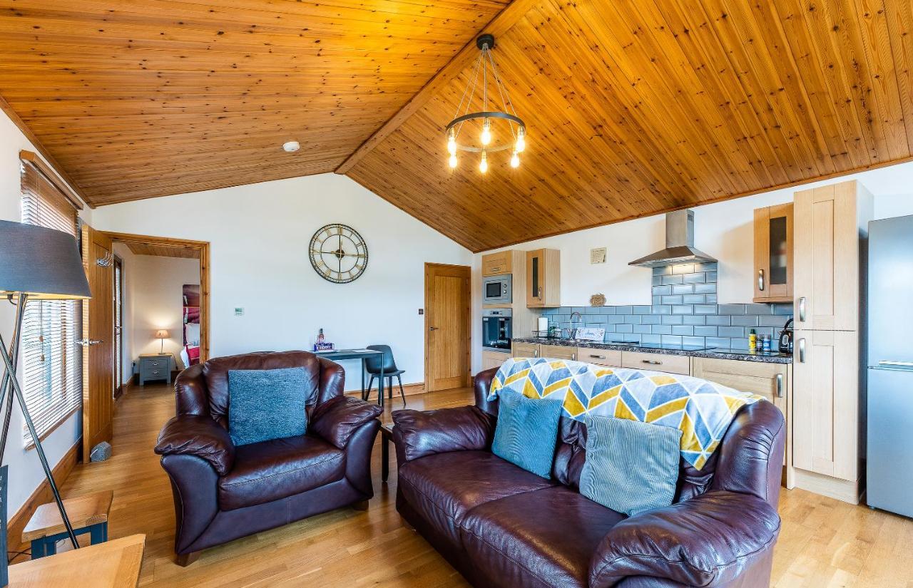 Fairview Farm Holiday Accommodation 14 Luxury Lodges, Cabins, Dog Friendly, Suitable For Couples, Families And Groups, Wedding Guests , Corporate Events, Sleeps 2-65 Guests In Ravenshead, Nottingham Near Sherwood Forest, Set In 88 Acres מראה חיצוני תמונה