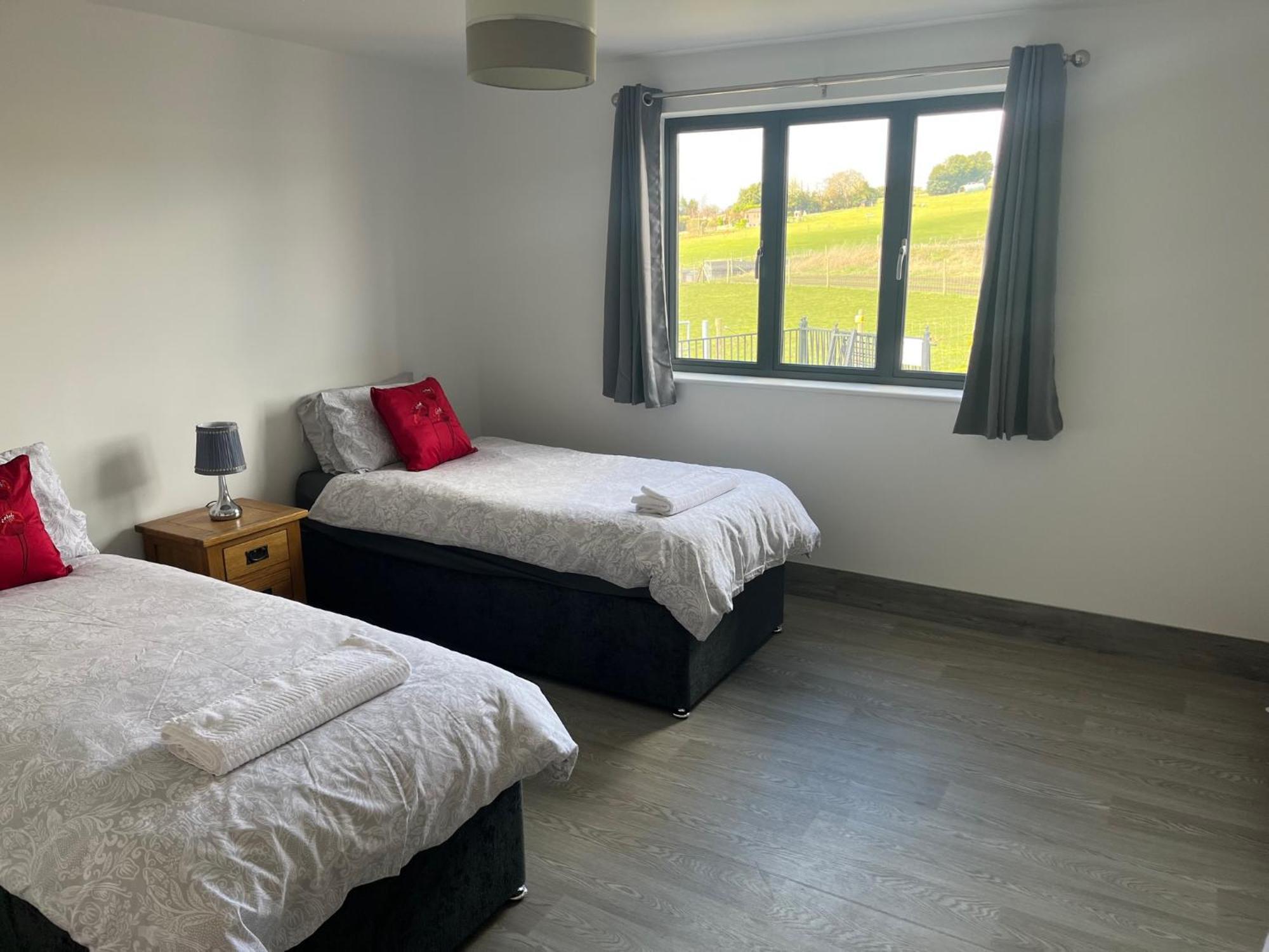 Fairview Farm Holiday Accommodation 14 Luxury Lodges, Cabins, Dog Friendly, Suitable For Couples, Families And Groups, Wedding Guests , Corporate Events, Sleeps 2-65 Guests In Ravenshead, Nottingham Near Sherwood Forest, Set In 88 Acres מראה חיצוני תמונה